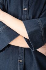 شومیز جین رویال جین پارچه جک پات  رنگ آبی تیره قد65 کد 801105 - تصویر 3